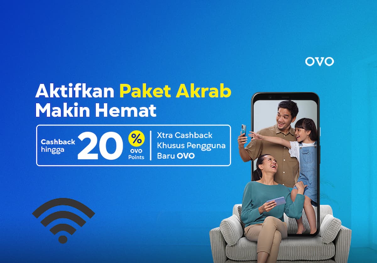 Gambar promosi OVO menawarkan cashback hingga 20% OVO Points untuk aktivasi Paket Akrab, dengan tambahan cashback untuk pengguna baru. Gambar menampilkan keluarga bahagia berinteraksi dengan perangkat mereka, dengan ayah dan anak ditampilkan di layar ponsel besar.